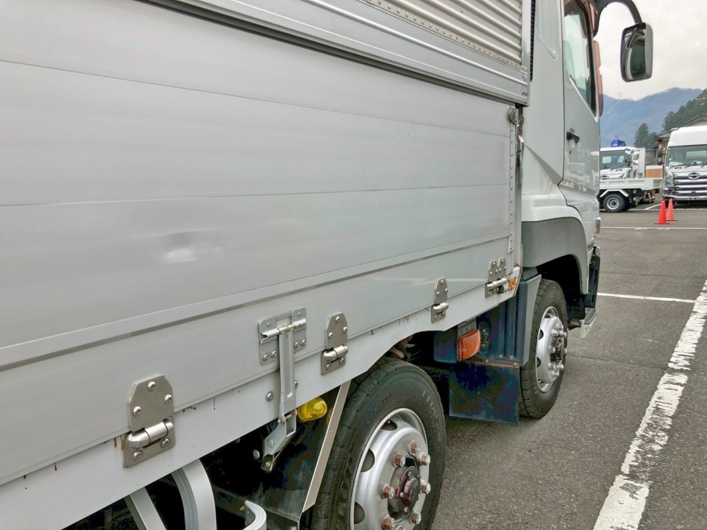 運転席側アオリ前方にヘコミがあります。|三菱 スーパーグレート QPG-FS64VZの写真19