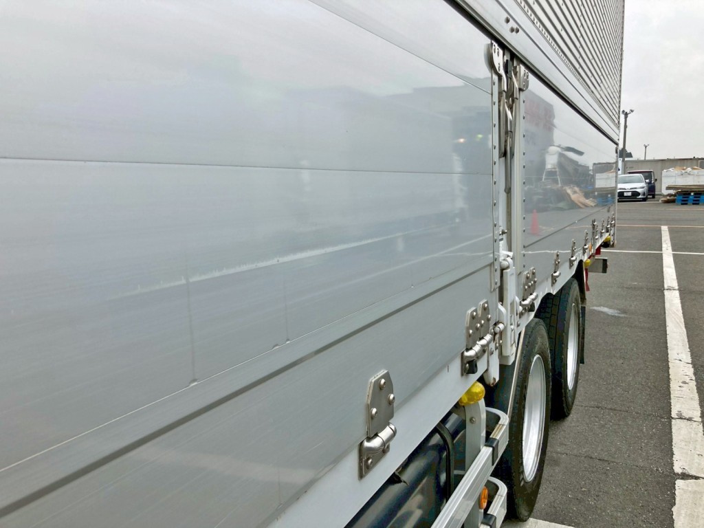 助手席側アオリ中央部にスリキズがあります。|三菱 スーパーグレート QPG-FS64VZの写真20