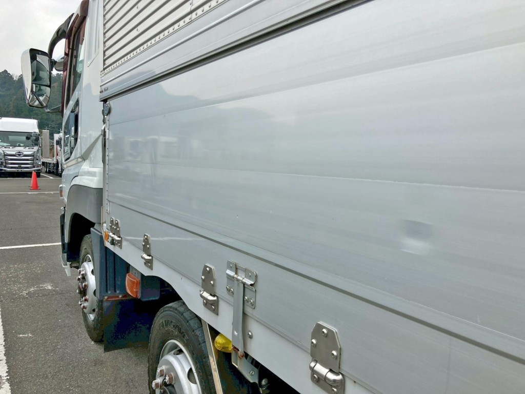 助手席側アオリ前方にヘコミがあります。|三菱 スーパーグレート QPG-FS64VZの写真21