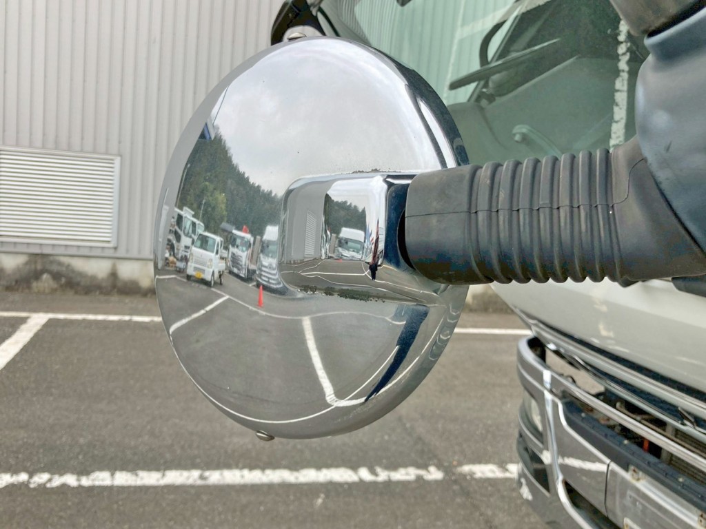 フロントアンダーミラー取付部に割れがあります。|三菱 スーパーグレート QPG-FS64VZの写真22