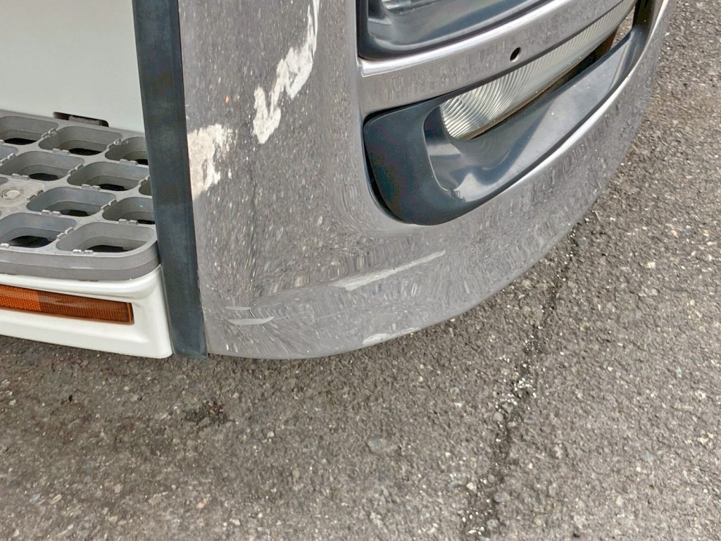 フロントバンパー運転席側に引きキズがあります。|三菱 スーパーグレート QPG-FS64VZの写真23