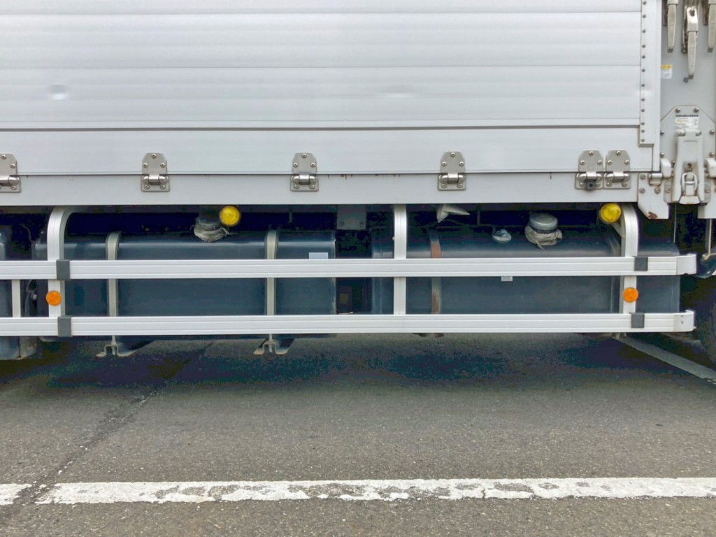 燃料タンクは300Lが2つ付いています。|三菱 スーパーグレート QPG-FS64VZの写真25