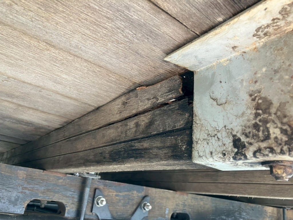 横ネタに腐食・割れがあります。|日野 レンジャー 2KG-FD2ABA(2WD)の写真7