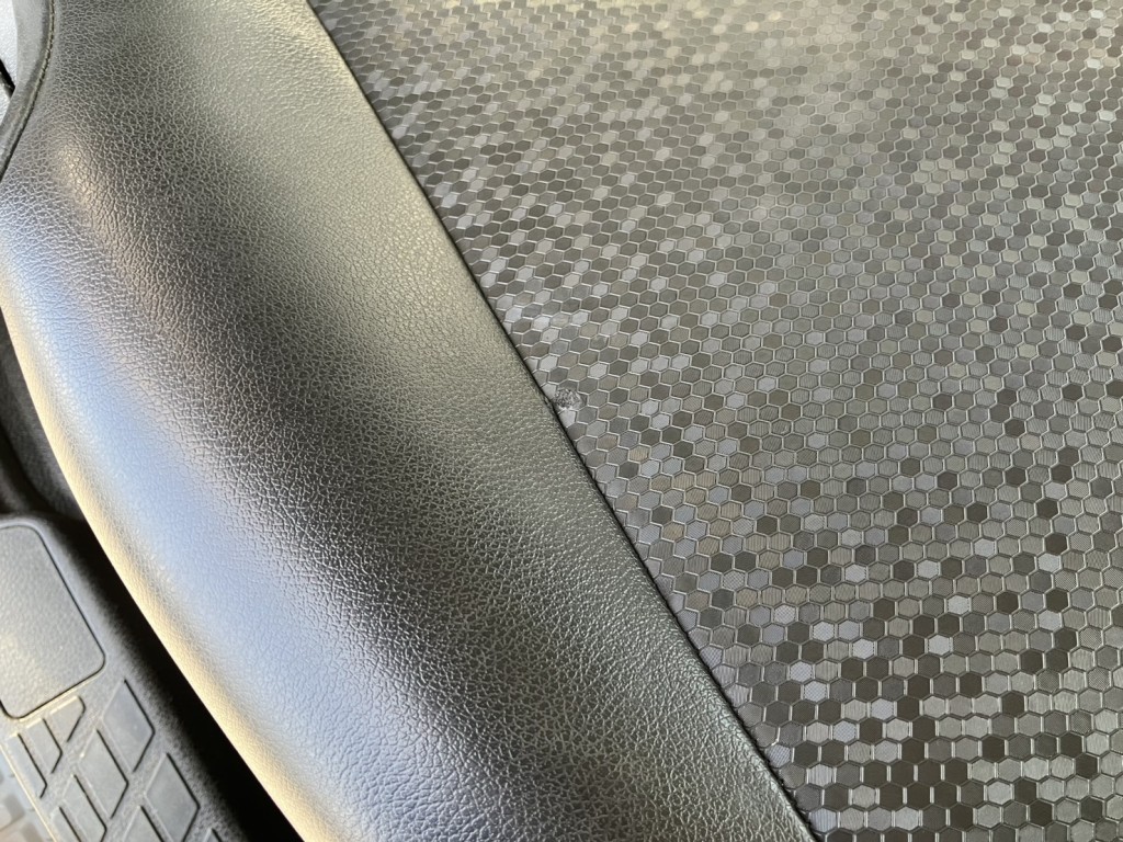 運転席シートにキズがあります。|日野 レンジャー 2KG-FD2ABA(2WD)の写真9