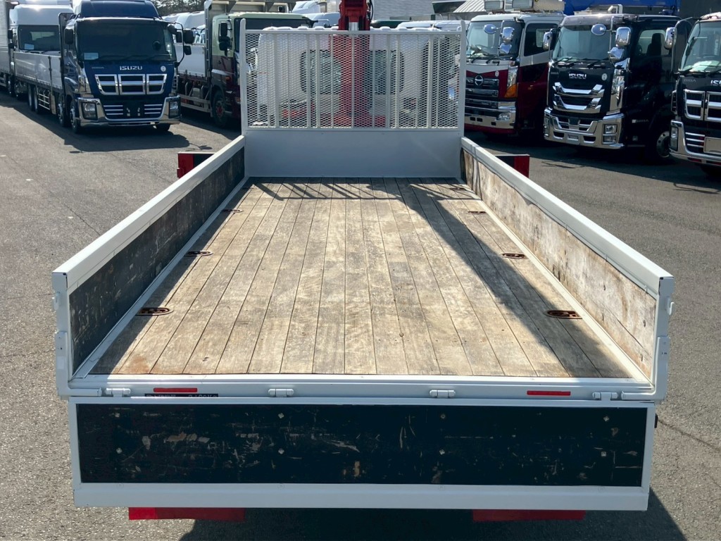 床は板張りです。|日野 レンジャー 2KG-FD2ABA(2WD)の写真13