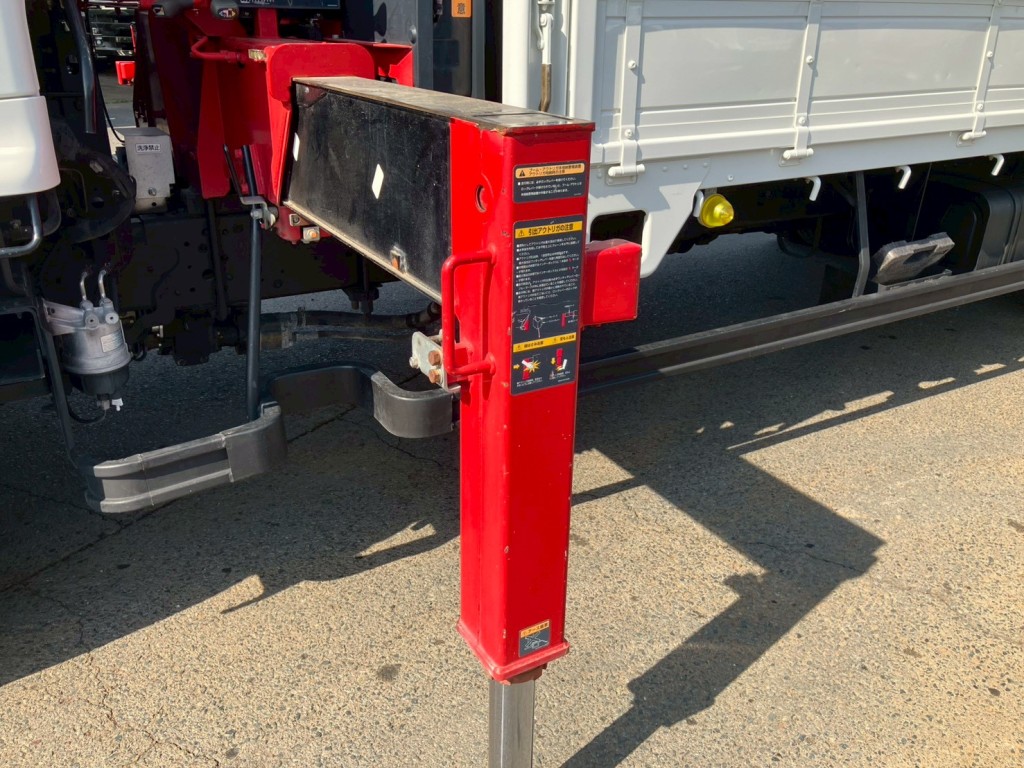 助手席側アウトリガーにキズ・サビがあります。|日野 レンジャー 2KG-FD2ABA(2WD)の写真23