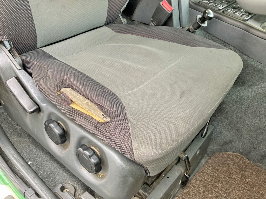 運転席座面にヘタリ・破れがあります。|三菱 スーパーグレート QKG-FP54VDRの写真9