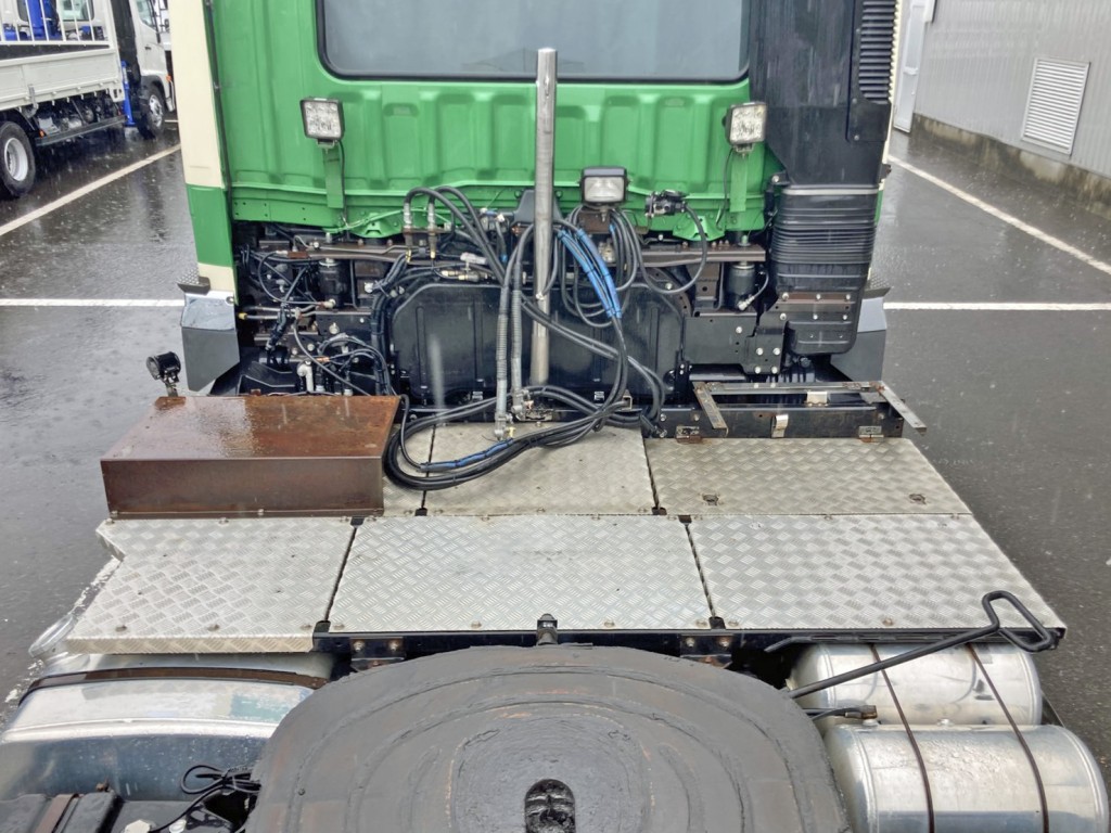 踊り場は縞板アルミです。|三菱 スーパーグレート QKG-FP54VDRの写真10