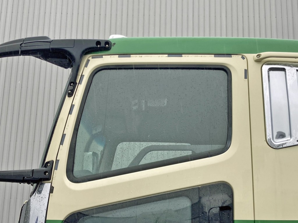 助手席側バイザー欠品しています。|三菱 スーパーグレート QKG-FP54VDRの写真16