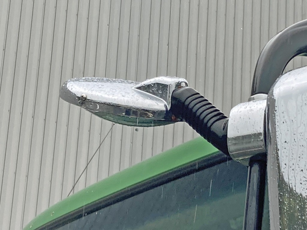 フロントアンダーミラー取付部に割れがあります。|三菱 スーパーグレート QKG-FP54VDRの写真17