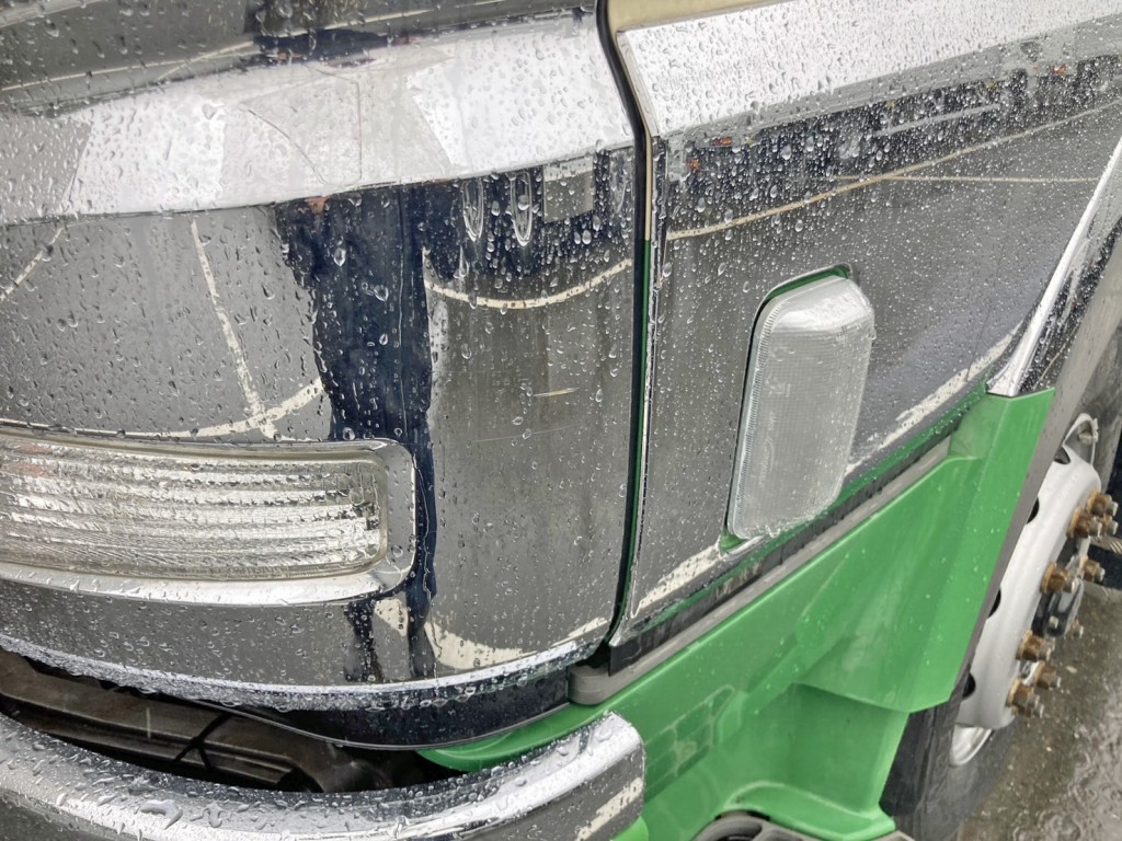 助手席側コーナーパネルにキズがあります。|三菱 スーパーグレート QKG-FP54VDRの写真18