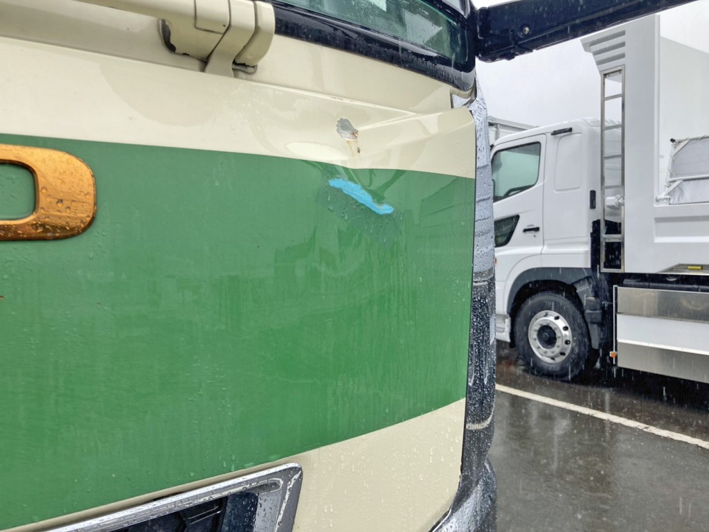 フロントパネル助手席側にキズ・ヘコミがあります。|三菱 スーパーグレート QKG-FP54VDRの写真19