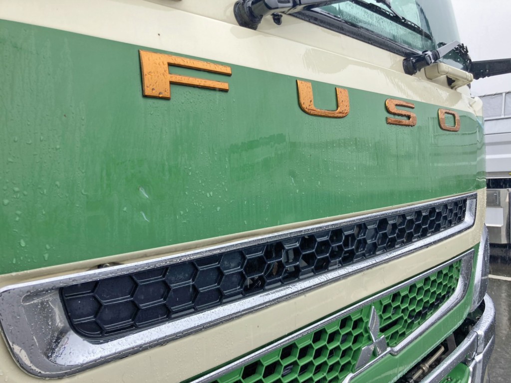 フロントパネル運転席側にキズ・ヘコミがあります。|三菱 スーパーグレート QKG-FP54VDRの写真20