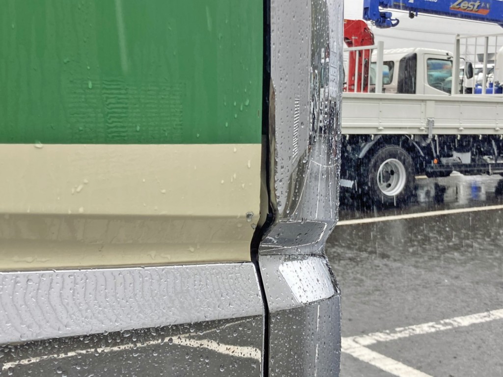 運転席側コーナーパネルに歪みがあります。|三菱 スーパーグレート QKG-FP54VDRの写真21