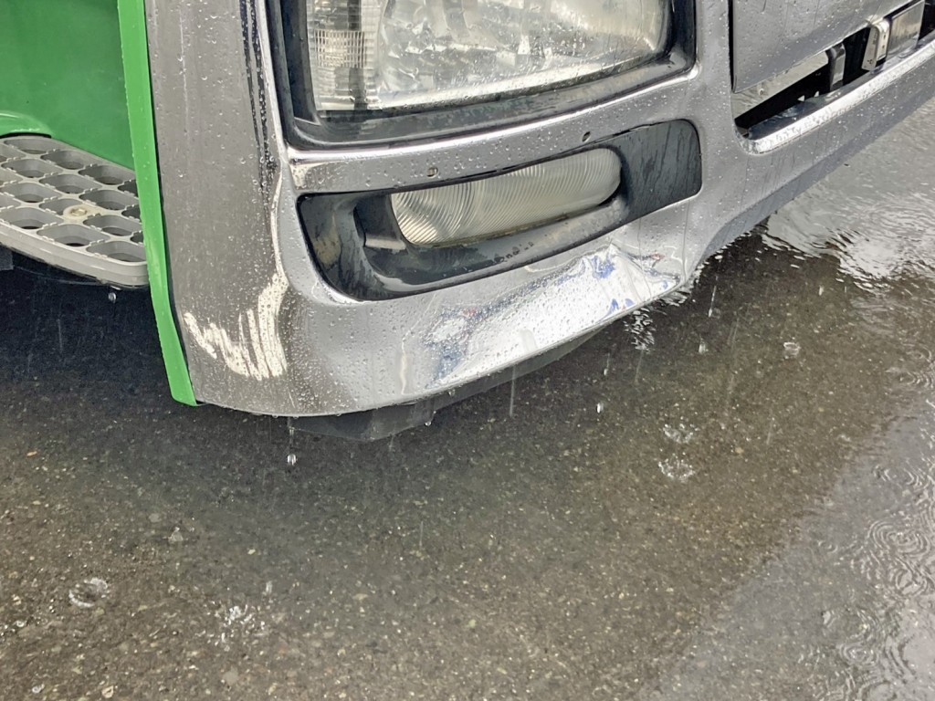 フロントバンパー運転席側にヘコミがあります。|三菱 スーパーグレート QKG-FP54VDRの写真22