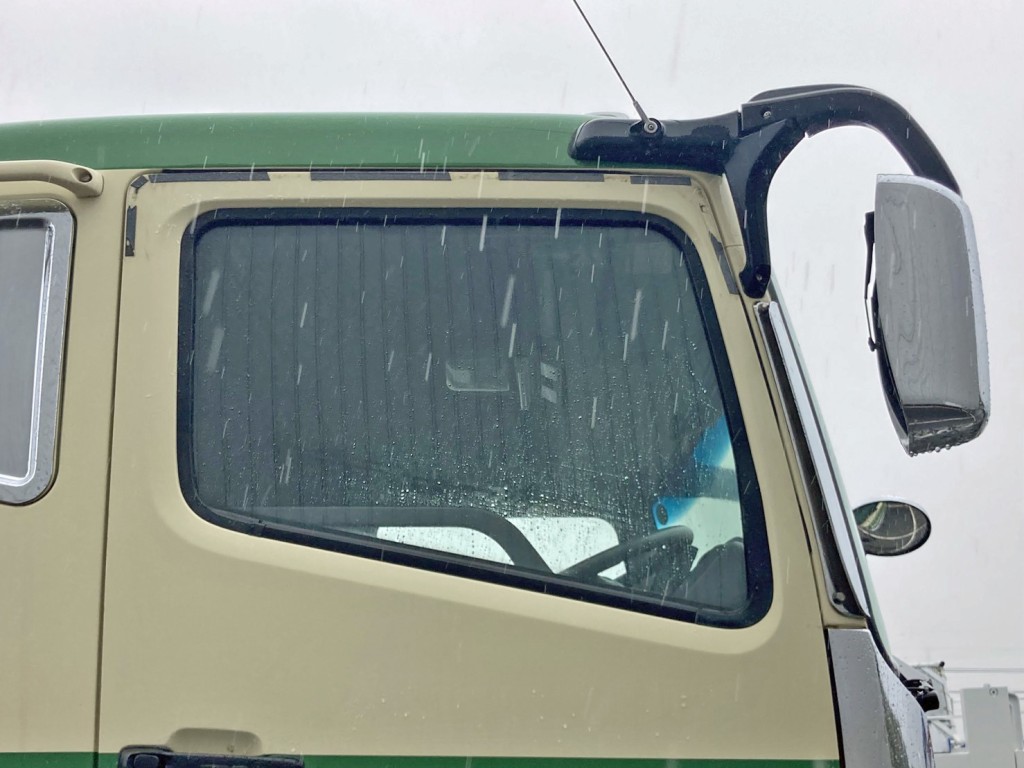 運転席側バイザー欠品しています。|三菱 スーパーグレート QKG-FP54VDRの写真23