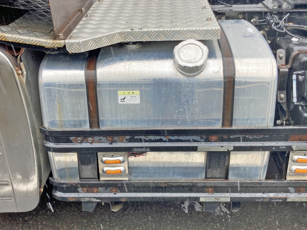 燃料タンクは300Lアルミ製です。|三菱 スーパーグレート QKG-FP54VDRの写真24