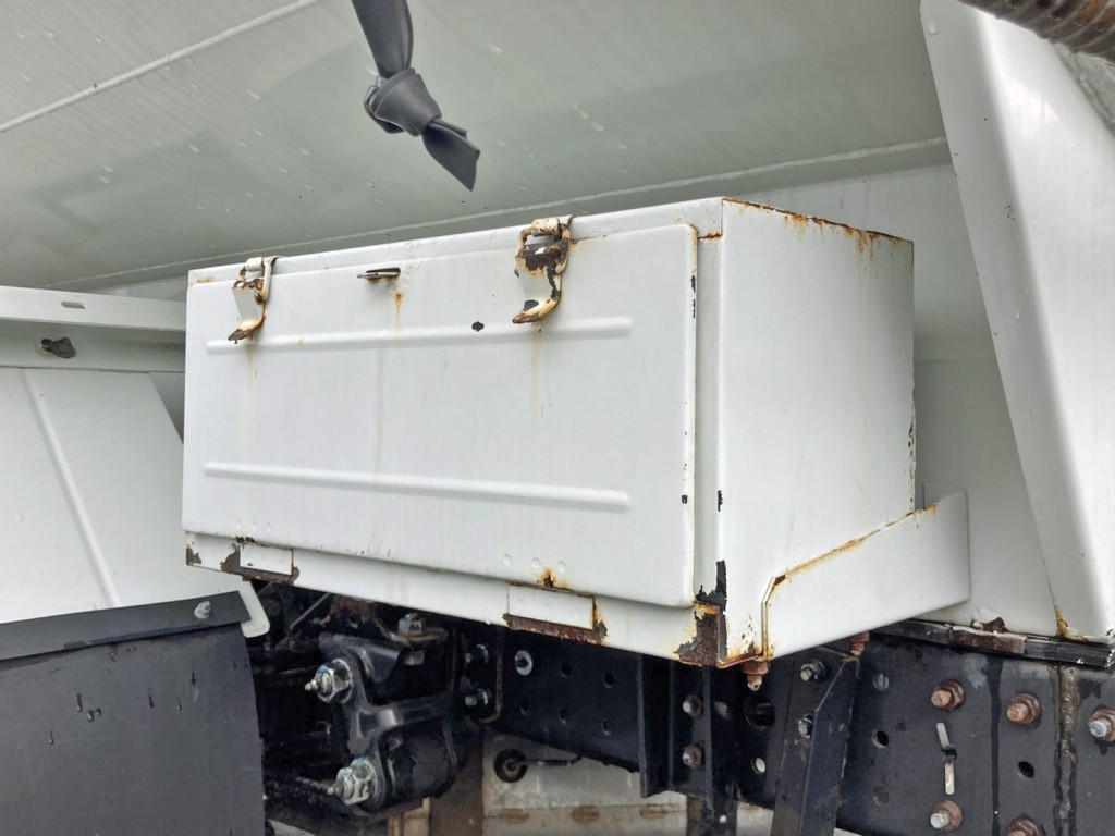 ボディー助手席側後方に工具箱が付いています。|三菱 キャンター TPG-FEB90(2WD)の写真17