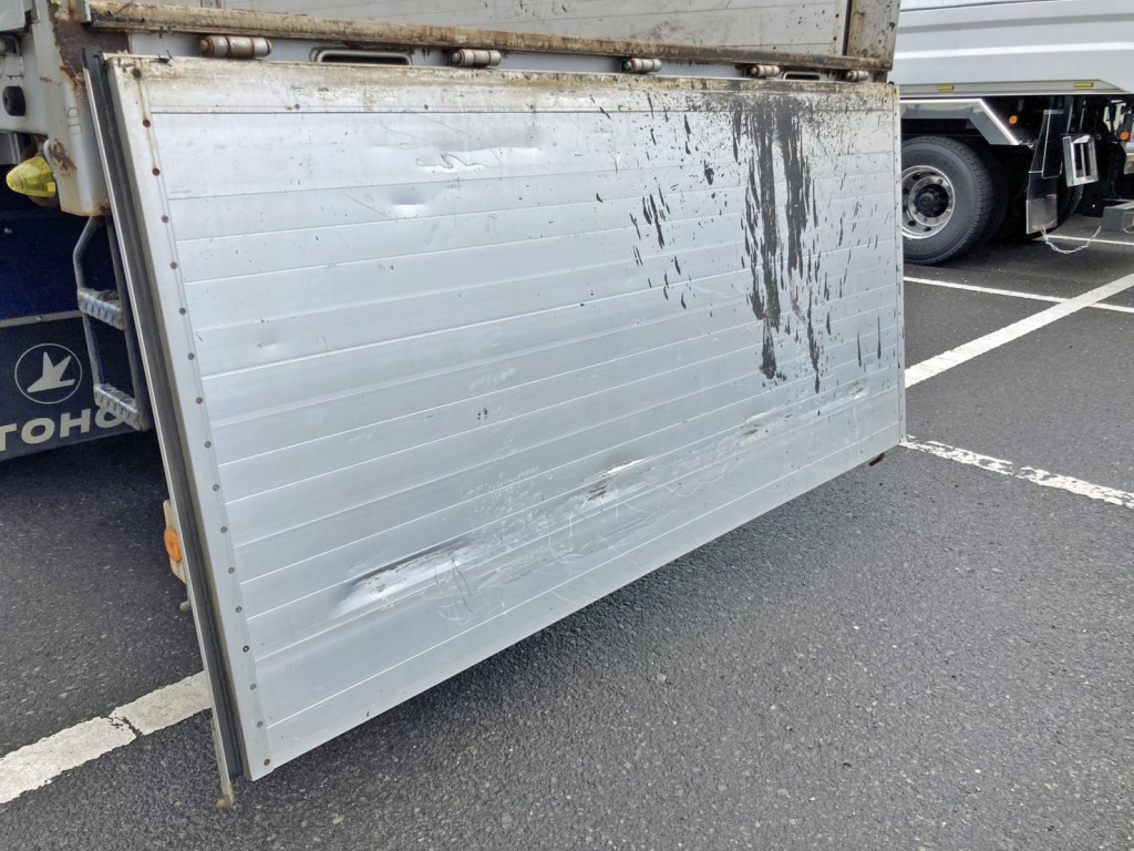 リヤオアリ内側にヘコミがあります。|東邦  TF28H7B2の写真10