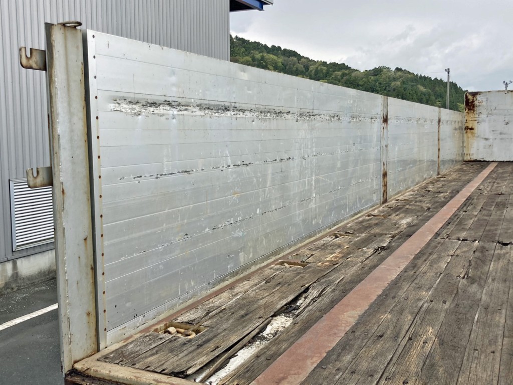 助手席側アオリ内側にキズ・ヘコミがあります。|東邦  TF28H7B2の写真12