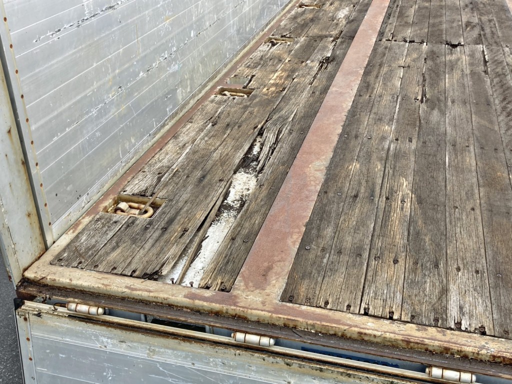 床板後方助手席側に割れ・欠損しています。|東邦  TF28H7B2の写真14