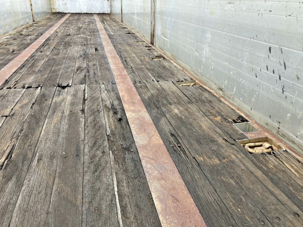 床板後方運転席側に割れ・ヘコミがあります。|東邦  TF28H7B2の写真15