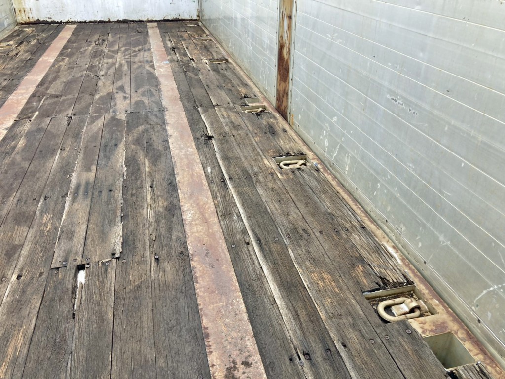 床板中央運転席側に隆起箇所があります。|東邦  TF28H7B2の写真16