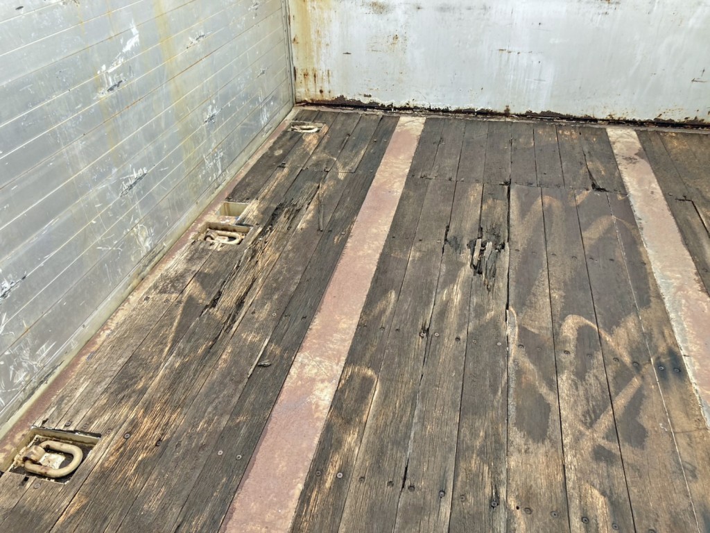 床板前方助手席側に割れがあります。|東邦  TF28H7B2の写真17