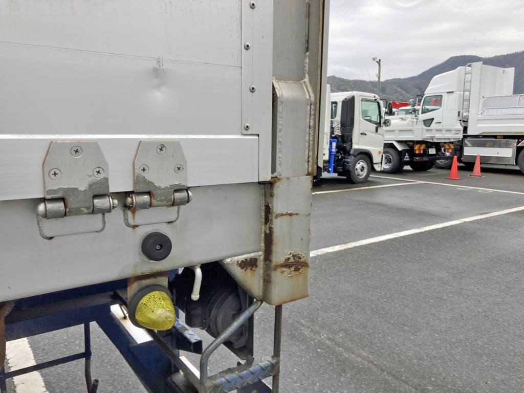 助手席側アオリ後方にヘコミ 及び リヤ柱に引きキズ・サビがあります。|東邦  TF28H7B2の写真23