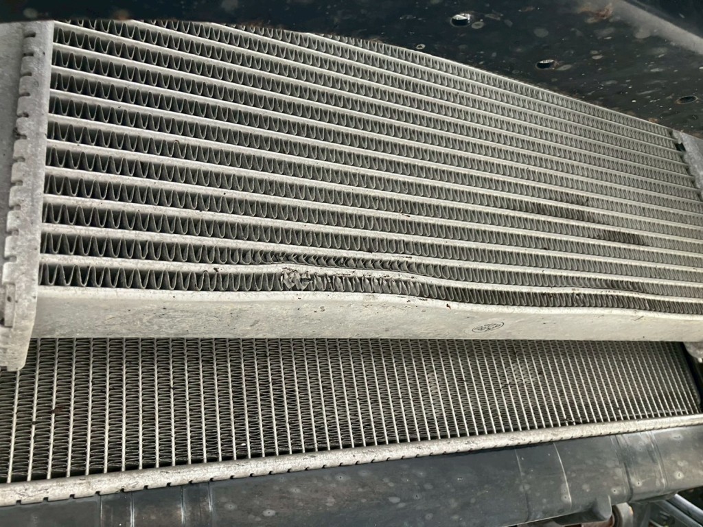 インタークーラーにヘコミがあります。|いすゞ フォワード 2RG-FRR90S2(2WD)の写真33