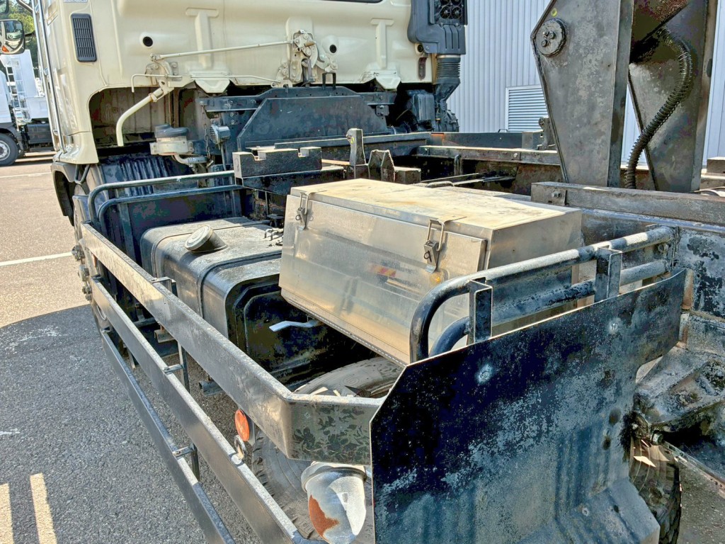 助手席側中央部にステンレス製の工具箱が付いています。|日野 レンジャー BDG-FG8JGWAの写真19