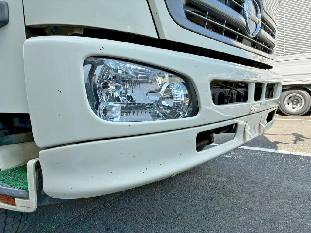 フロントバンパーの所々に小キズがあります。(運転席側)|日野 レンジャー BDG-FG8JGWAの写真29