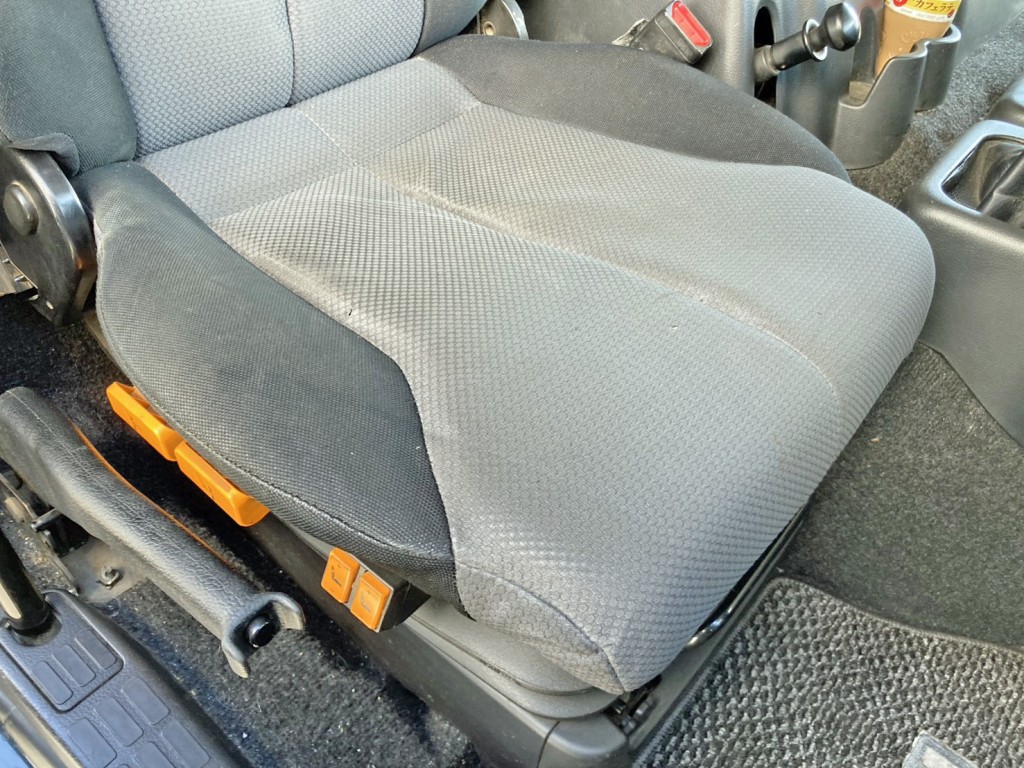 運転席座面にヘタリがあります。|日野 プロフィア QKG-FS1EKAAの写真8