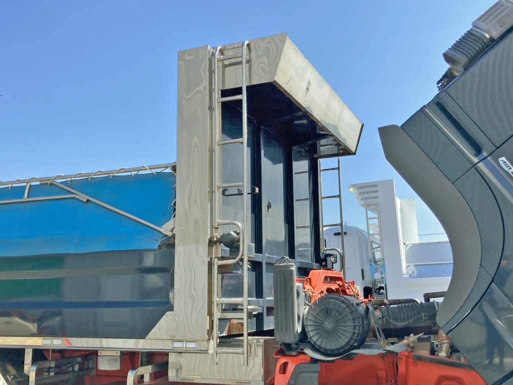 左右ハシゴはステンレス製・プロテクター左右側面 及び シートデッキにステンが張られています。|日野 プロフィア QKG-FS1EKAAの写真15