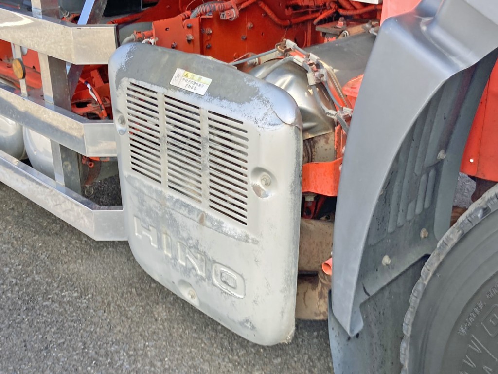 マフラーカバーに曲がり・割れがあります。|日野 プロフィア QKG-FS1EKAAの写真18