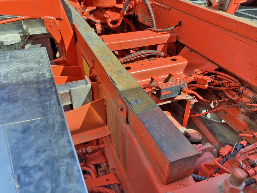 運転席側前方の受け木に小さな割れがあります。|日野 プロフィア QKG-FS1EKAAの写真21