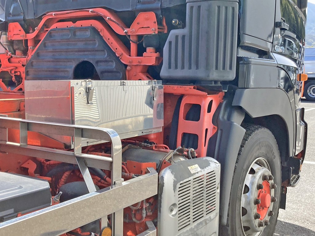 運転席側にステンレス製の工具箱が付いています。|日野 プロフィア QKG-FS1EKAAの写真23