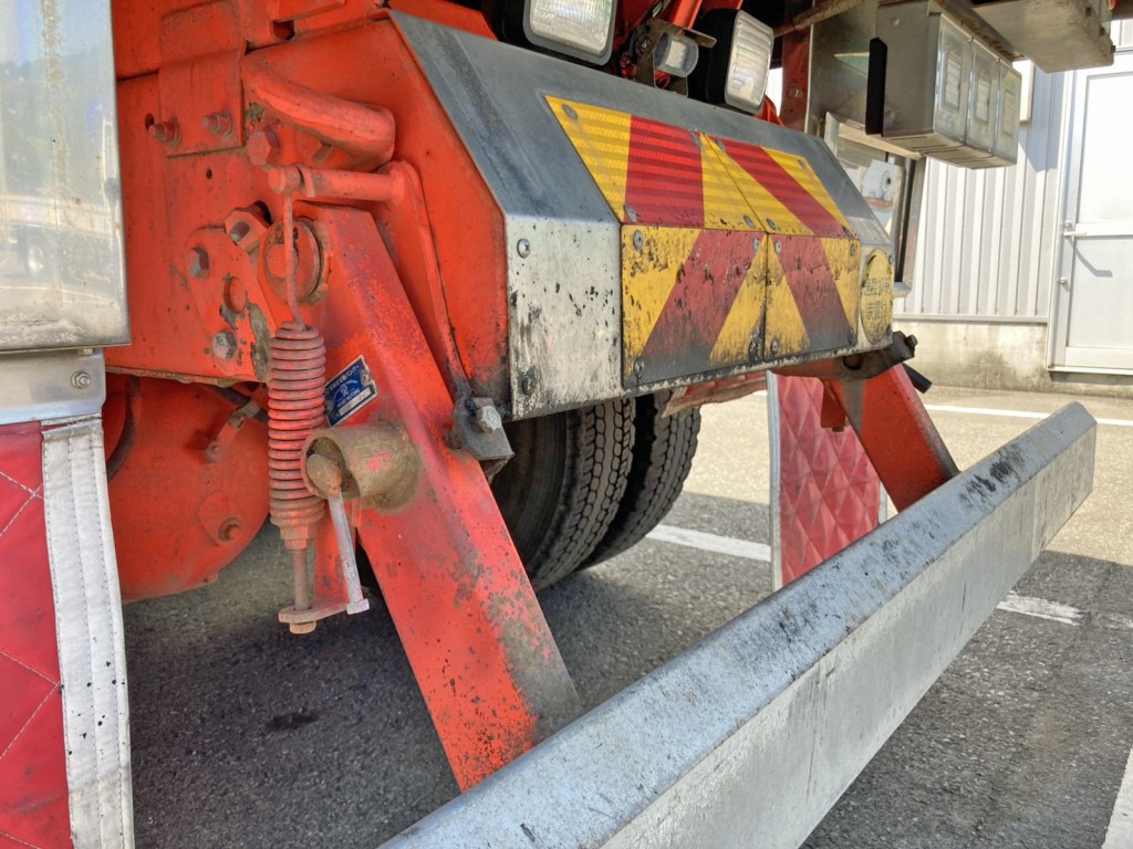 可倒式リヤバンパーの助手席側ロックは固着しています。|日野 プロフィア QKG-FS1EKAAの写真27