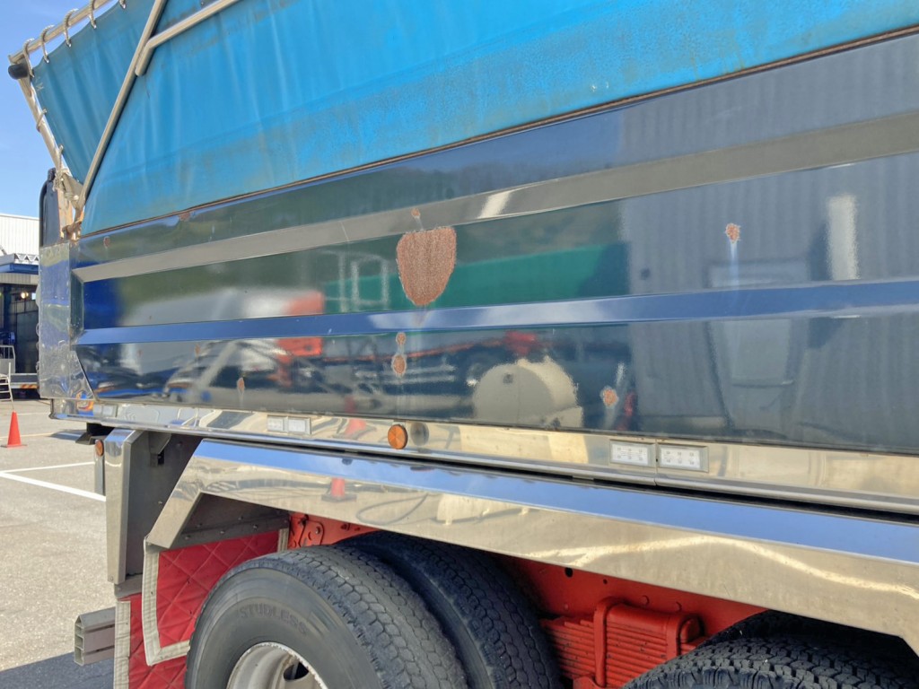 運転席側アオリに塗装剝がれがあります。|日野 プロフィア QKG-FS1EKAAの写真28