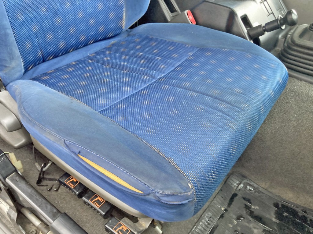 運転席座面にヘタリ・破れがあります。|いすゞ ギガ QKG-CXZ77ATの写真8