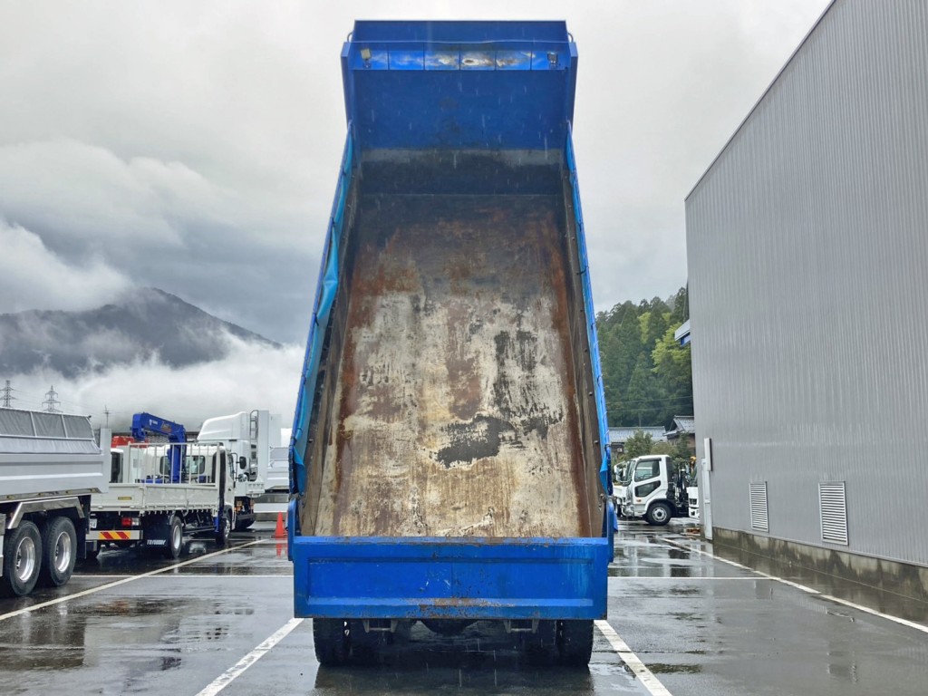 床は鉄板です。|いすゞ ギガ QKG-CXZ77ATの写真9