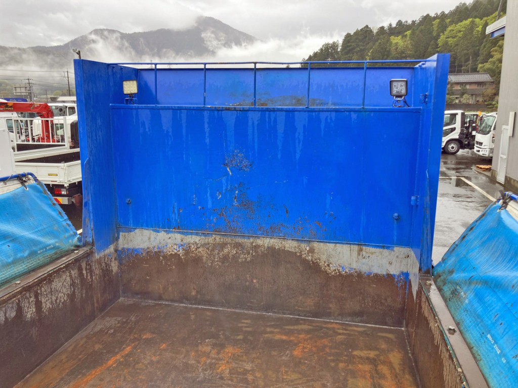 ボディー前方左右にコボレーンストッパーが付いています。|いすゞ ギガ QKG-CXZ77ATの写真11