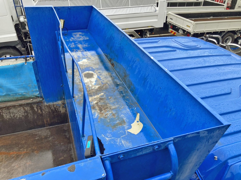 シートデッキの状態です。(ステーに曲がりがあります)|いすゞ ギガ QKG-CXZ77ATの写真14