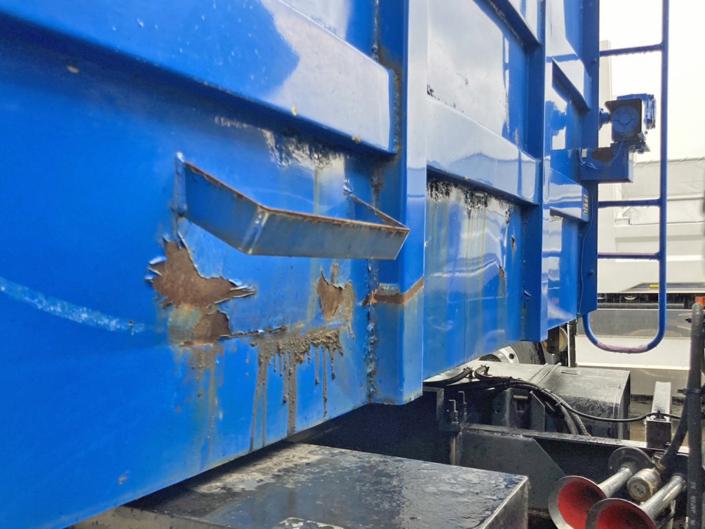 前壁下部運転席側にサビがあります。|いすゞ ギガ QKG-CXZ77ATの写真16