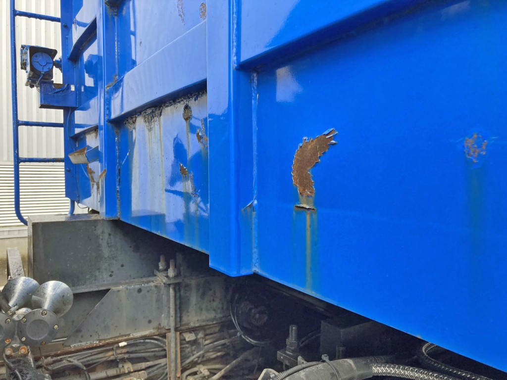 前壁下部助手席側にサビがあります。|いすゞ ギガ QKG-CXZ77ATの写真17