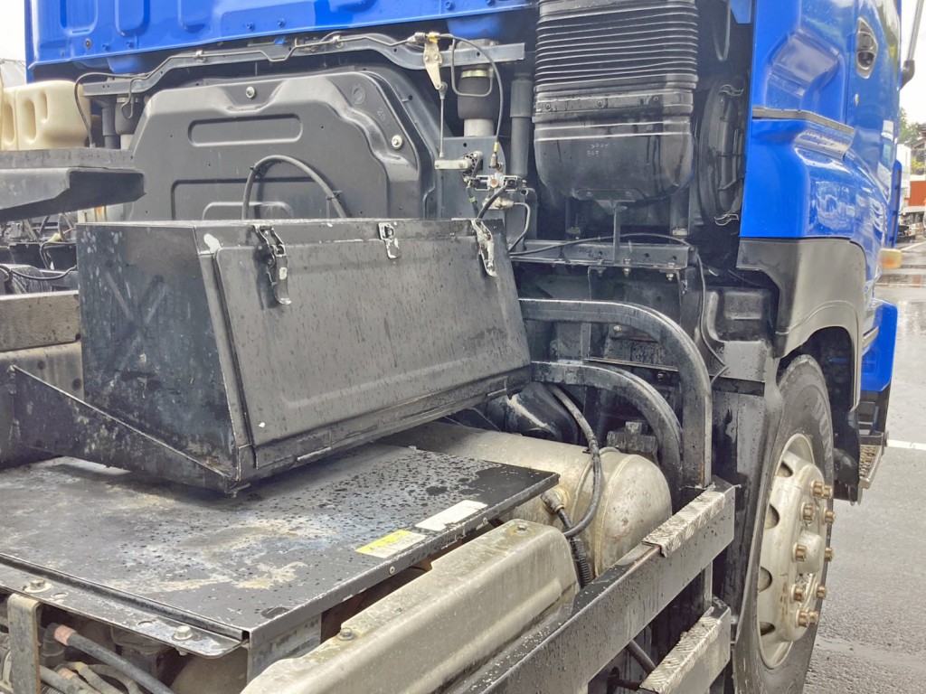 運転席側に工具箱が付いています。|いすゞ ギガ QKG-CXZ77ATの写真21