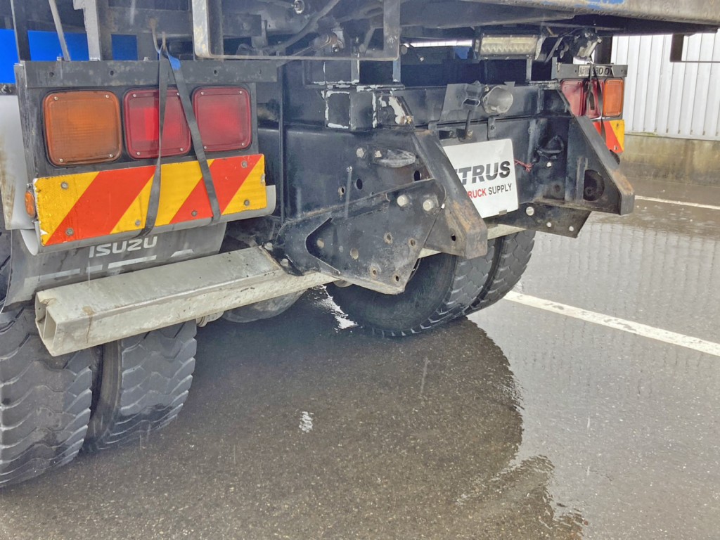 リヤバンパーは取り付け不良です。(助手席側)|いすゞ ギガ QKG-CXZ77ATの写真27