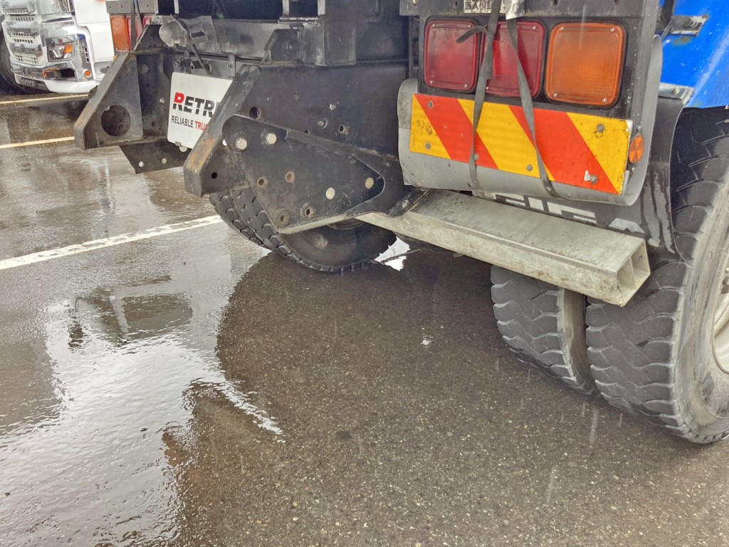 リヤバンパーは取り付け不良です。(運転席側)|いすゞ ギガ QKG-CXZ77ATの写真28