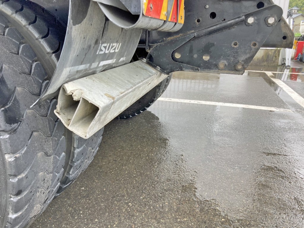 リヤバンパー助手席側に割れ・曲がりがあります。|いすゞ ギガ QKG-CXZ77ATの写真29