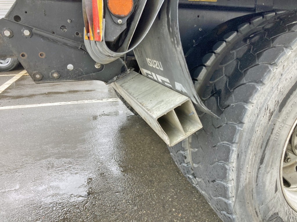 リヤバンパー運転席側に少々歪みがあります。|いすゞ ギガ QKG-CXZ77ATの写真30